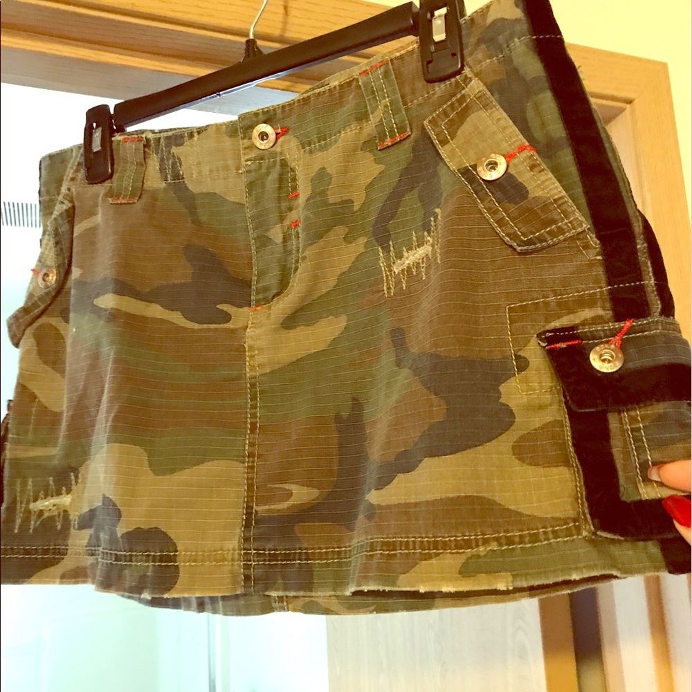 Eckored brand camo skirt w black velvet trim
