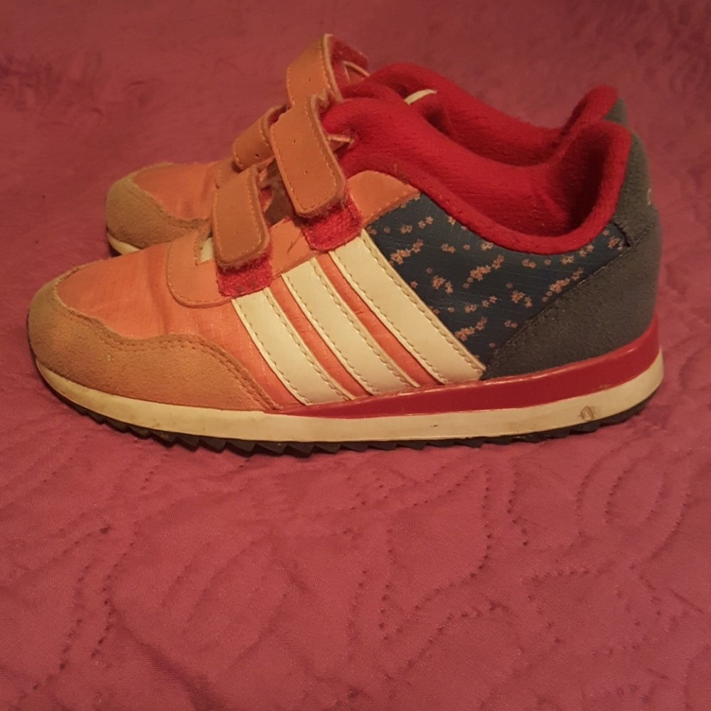 🏃‍♀️🏃‍♀️girls Adidas sneakers 🏃‍♀️🏃‍♀️