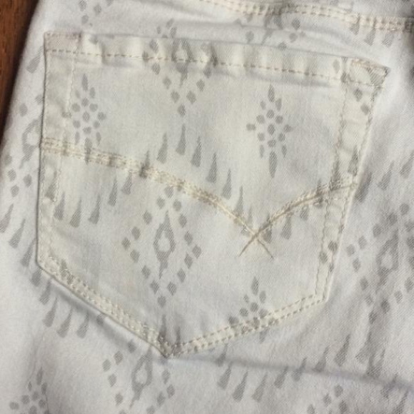 Bullhead Black Tribal Print Skinny Jeans - Picture 3 of 5