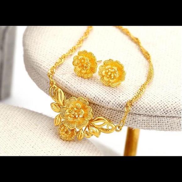 🎉Host Pick 6/17/17🎉 14k GP Flower Necklace Set - Picture 1 of 5