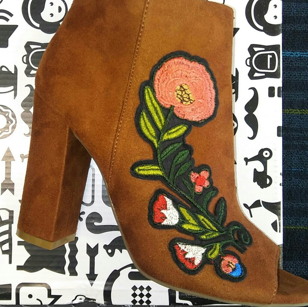 Sandy brown boots w flower print design size 8