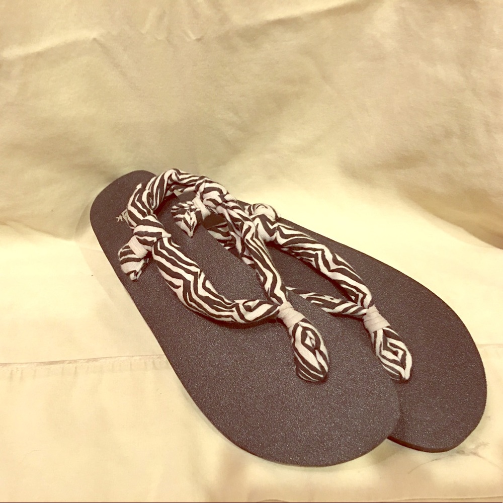 Brand new Sanuk sling flip flops