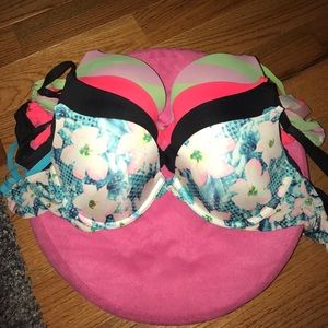 Selling 4 bra's from pink & hollister!