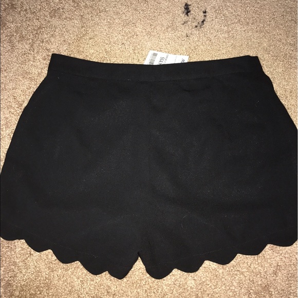 Scalloped hen black shorts - Picture 3 of 3