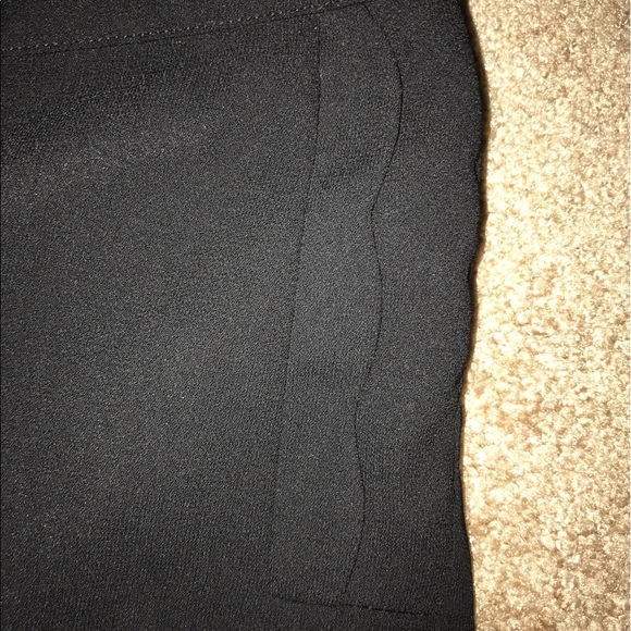 Scalloped hen black shorts - Picture 2 of 3