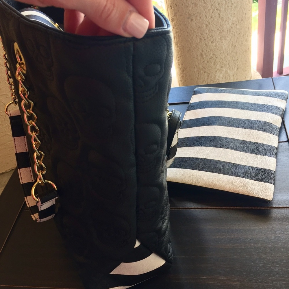 Betsey Johnson 2 in 1 Black & White Skull Tote - Picture 5 of 8