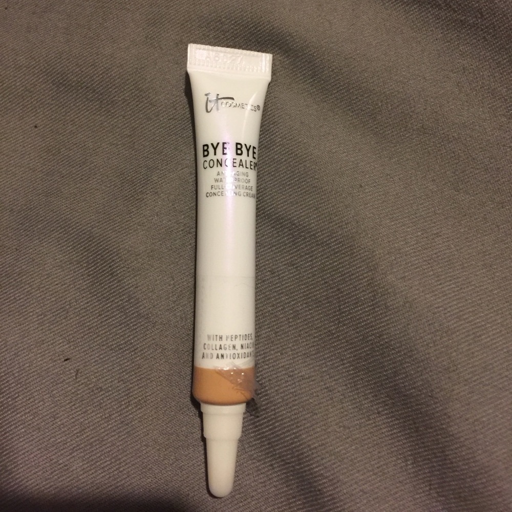 It cosmetics bye bye concealer in MEDIUM