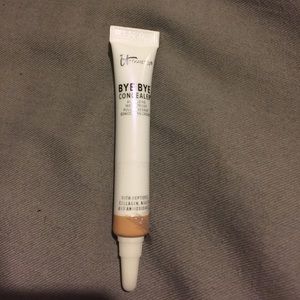 It cosmetics bye bye concealer in MEDIUM