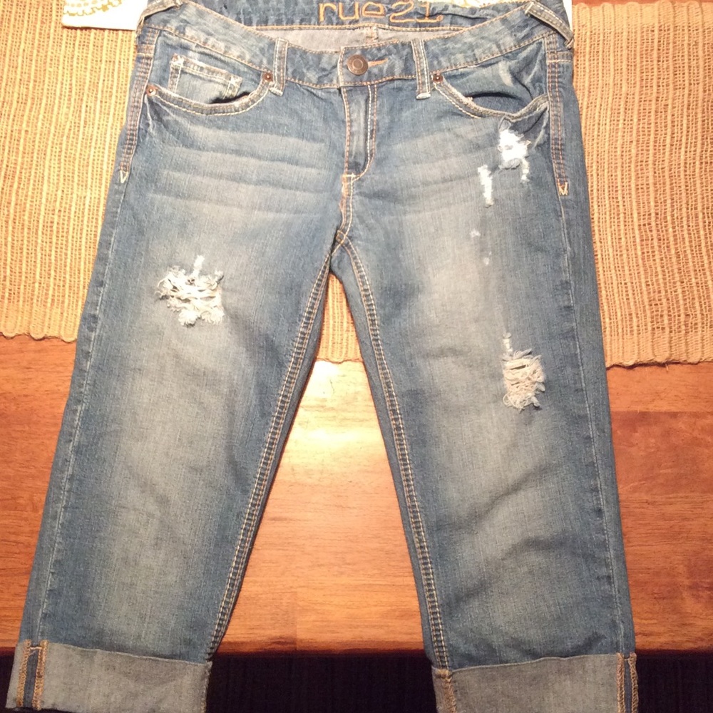 Light blue/Distressed capris