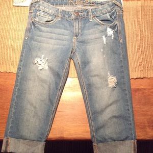 Light blue/Distressed capris