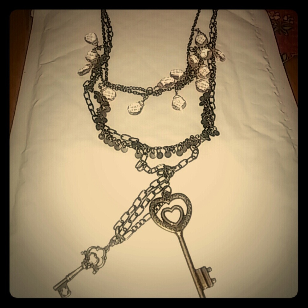 Heart & key necklace with pink stones