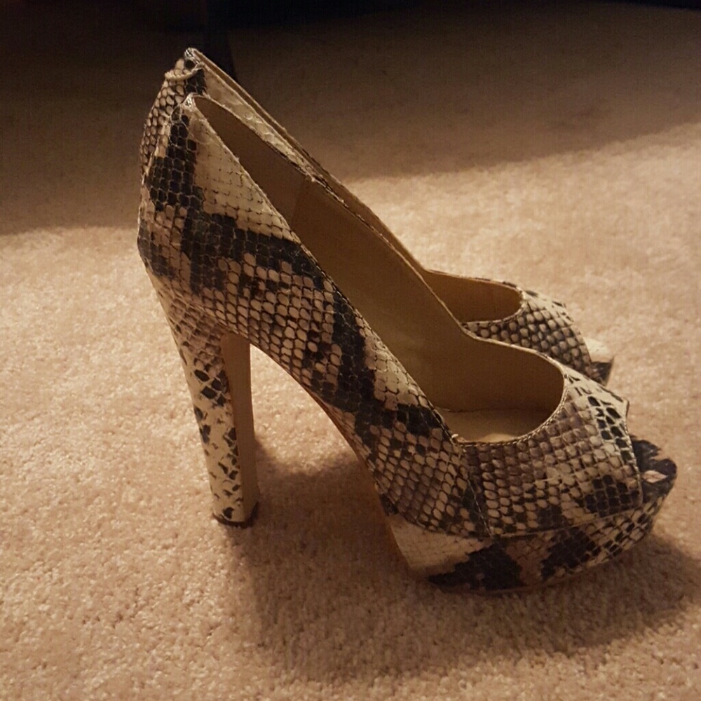 High heel pumps