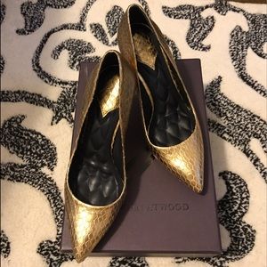 Brian Atwood gold leather pumps. Size 37