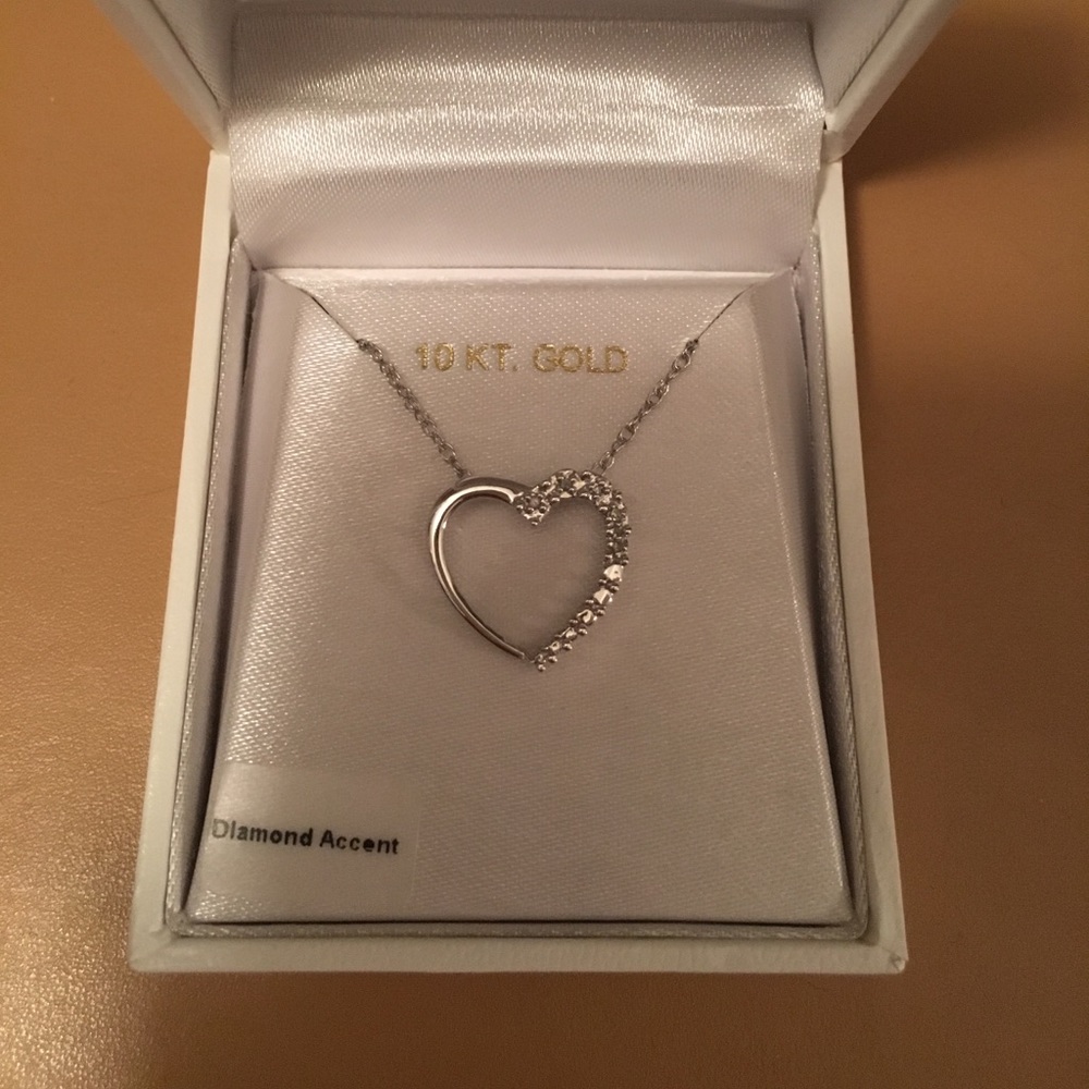 NWOT Diamond heart necklace, 10 KT gold