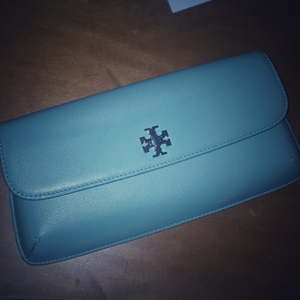 🌹 Authentic Tory Burch clutch