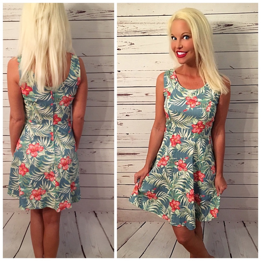 LAST 1💕Flattering Dress! RESERVED - Picture 2 of 2