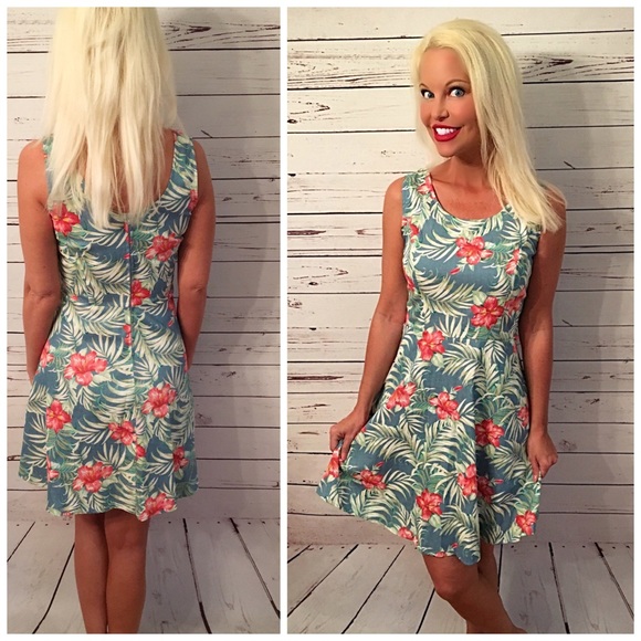 LAST 1💕Flattering Dress! RESERVED - Picture 2 of 2