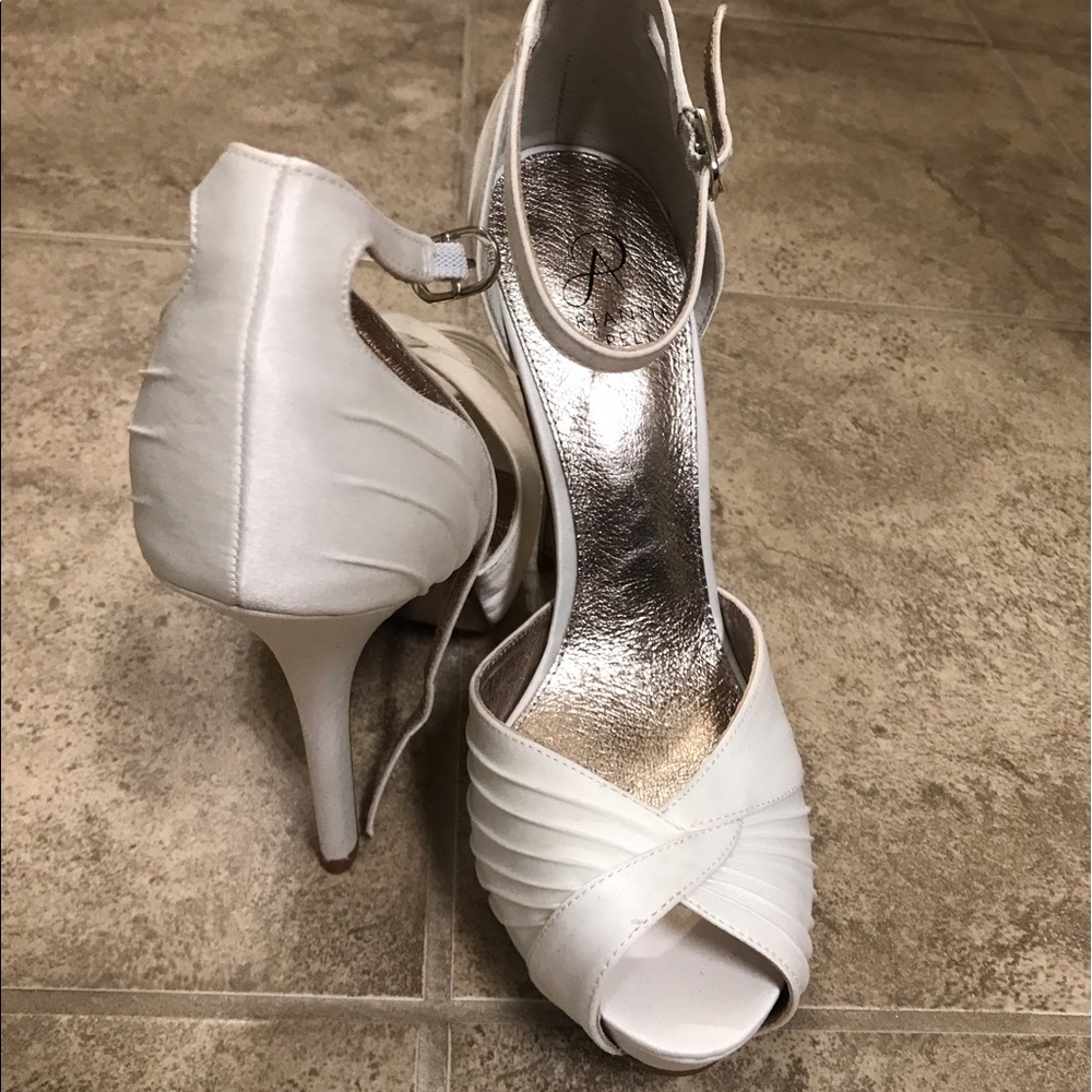 Adrianna Papell shoes 4.5 covered stiletto heel