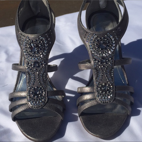 Style and Co silver shoes with detailing - Picture 1 of 4