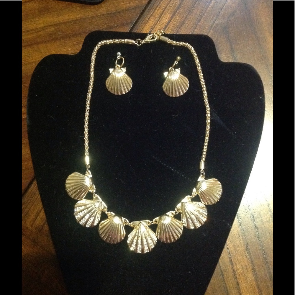 Fun gold necklace/earring combo featuring seashell