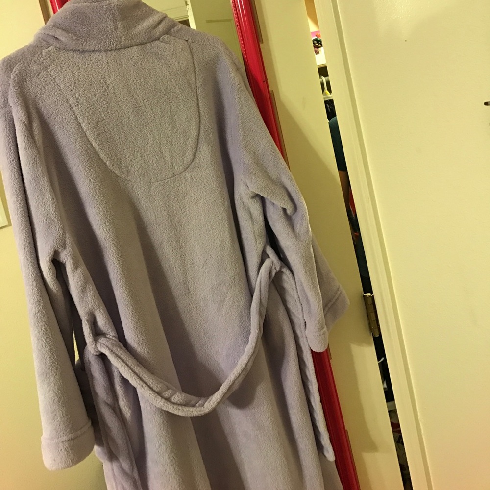 Robe - Picture 2 of 2