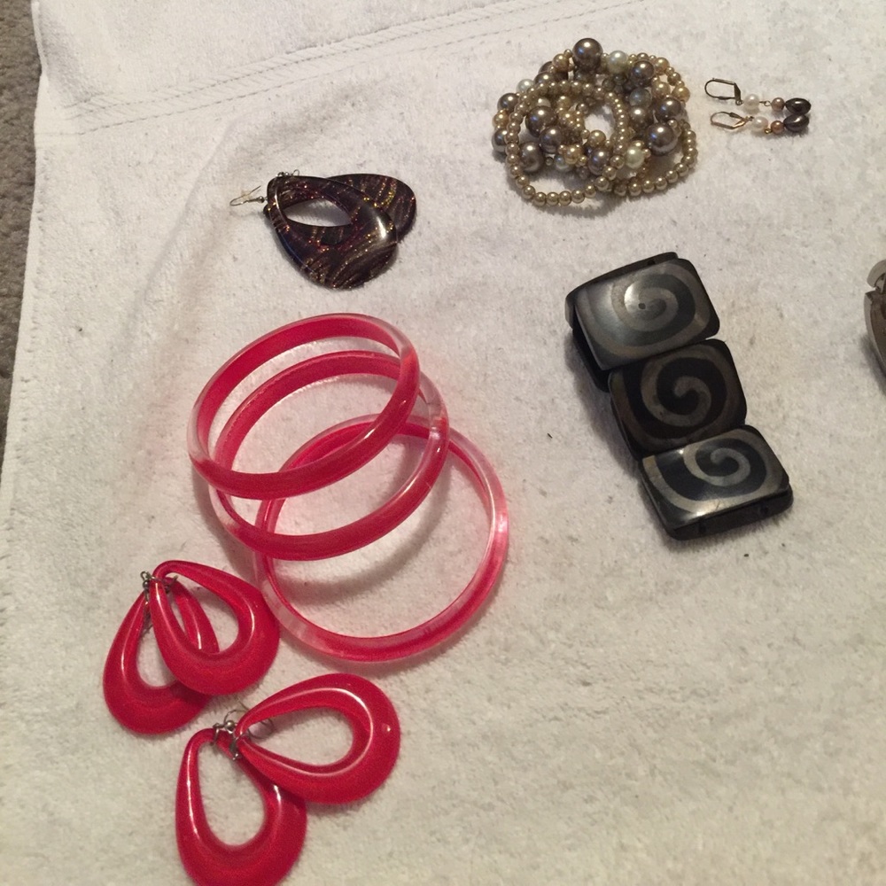 Miscellaneous earrings and bracelets