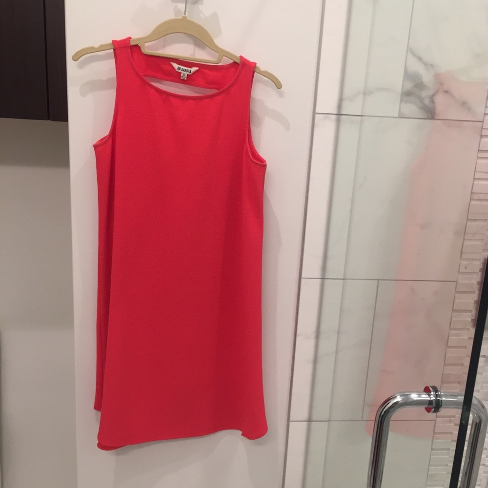 Cute pink dress with cutout in the back