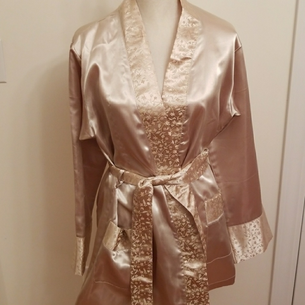 SEXY & ELEGANT! Silky Night Robe with Embroidery!