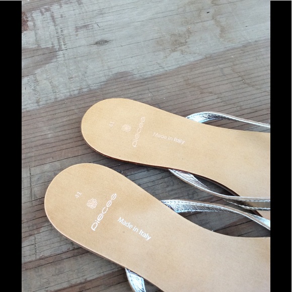 PIECES SILVER SANDALS. NO BOX INCLUDED.FINAL PRICE - Picture 2 of 3