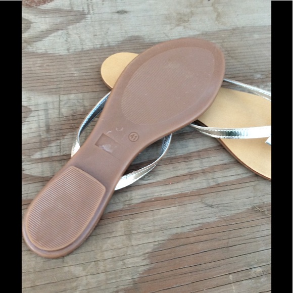 PIECES SILVER SANDALS. NO BOX INCLUDED.FINAL PRICE - Picture 3 of 3