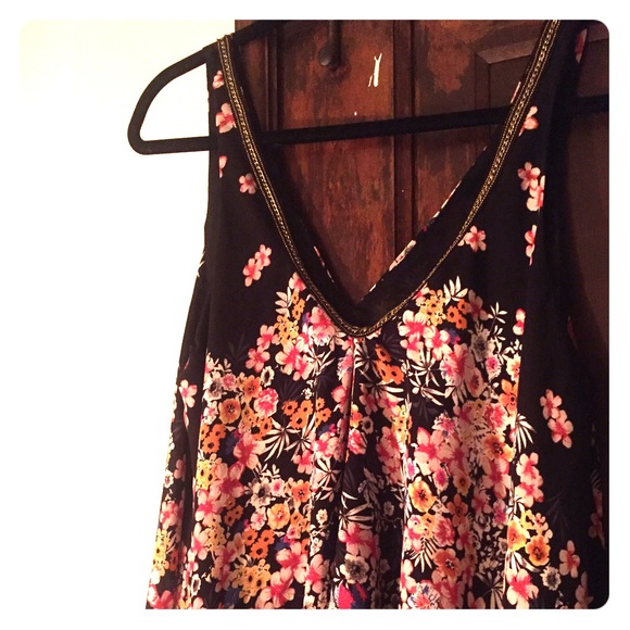 Gold embroidered flowy flower tank - Picture 1 of 4