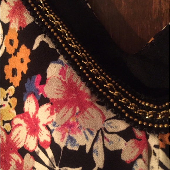 Gold embroidered flowy flower tank - Picture 2 of 4