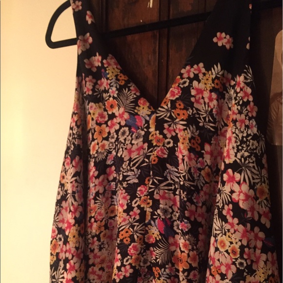 Gold embroidered flowy flower tank - Picture 3 of 4