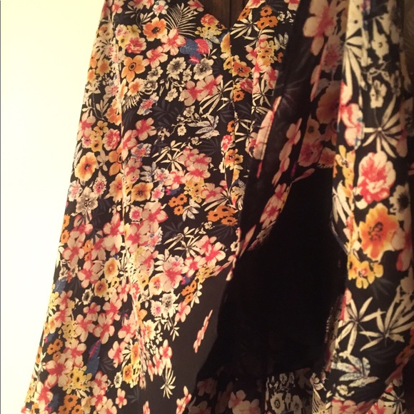 Gold embroidered flowy flower tank - Picture 4 of 4