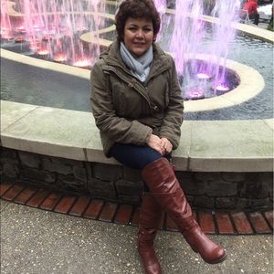 Meet your Posher, Aida