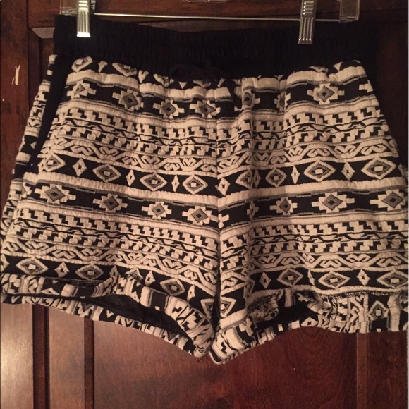 B/w funky pattern comfy shorts w/ drawstring - Picture 1 of 4