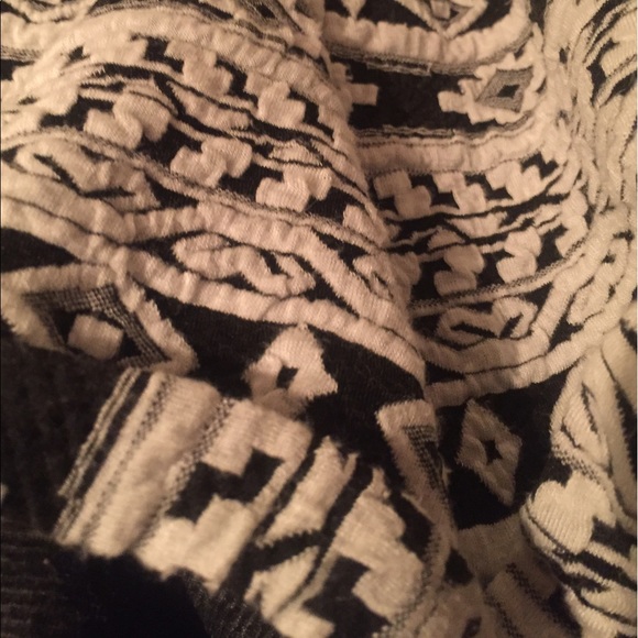 B/w funky pattern comfy shorts w/ drawstring - Picture 2 of 4