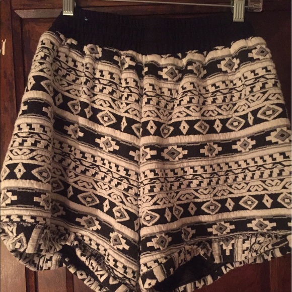 B/w funky pattern comfy shorts w/ drawstring - Picture 3 of 4