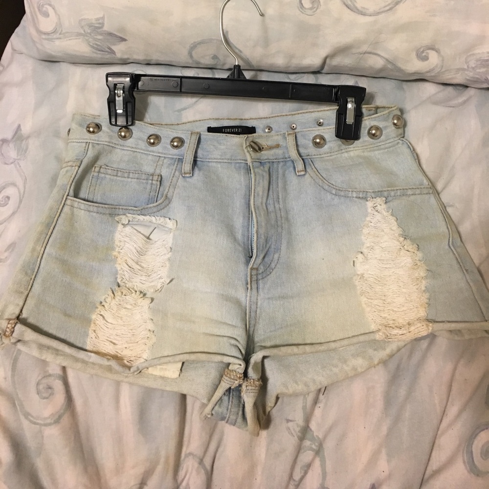 Distressed high waisted shorts with silver accents