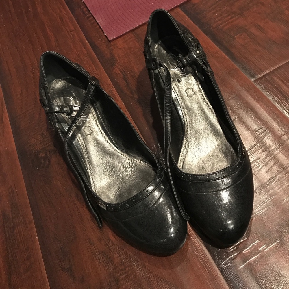 Cute black heels great for dancing lessons.