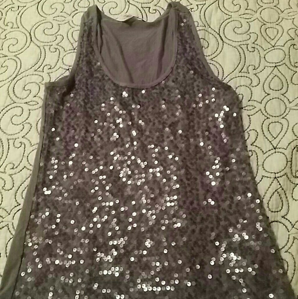 Woman's sequenced gray shirt