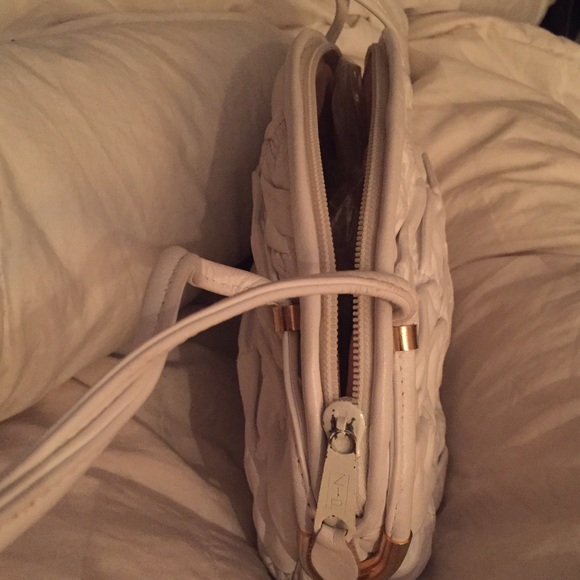 Vintage ELAINE SMALL WHITE LEATHER HANDBAG, OH MY! - Picture 2 of 6