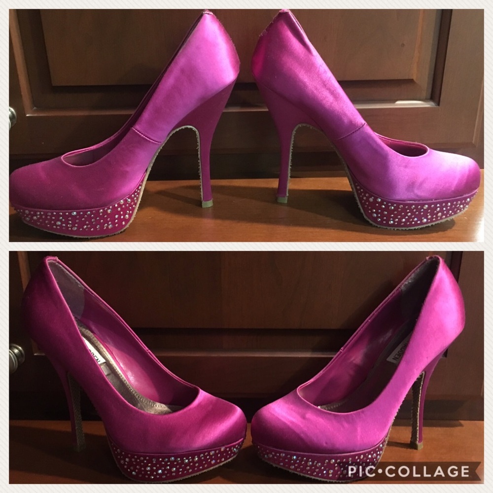 Steve Madden Fushia Satin Pumps
