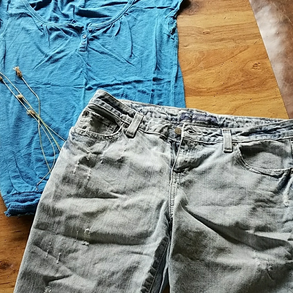 Distress denim cutoff Bermuda. Light wash