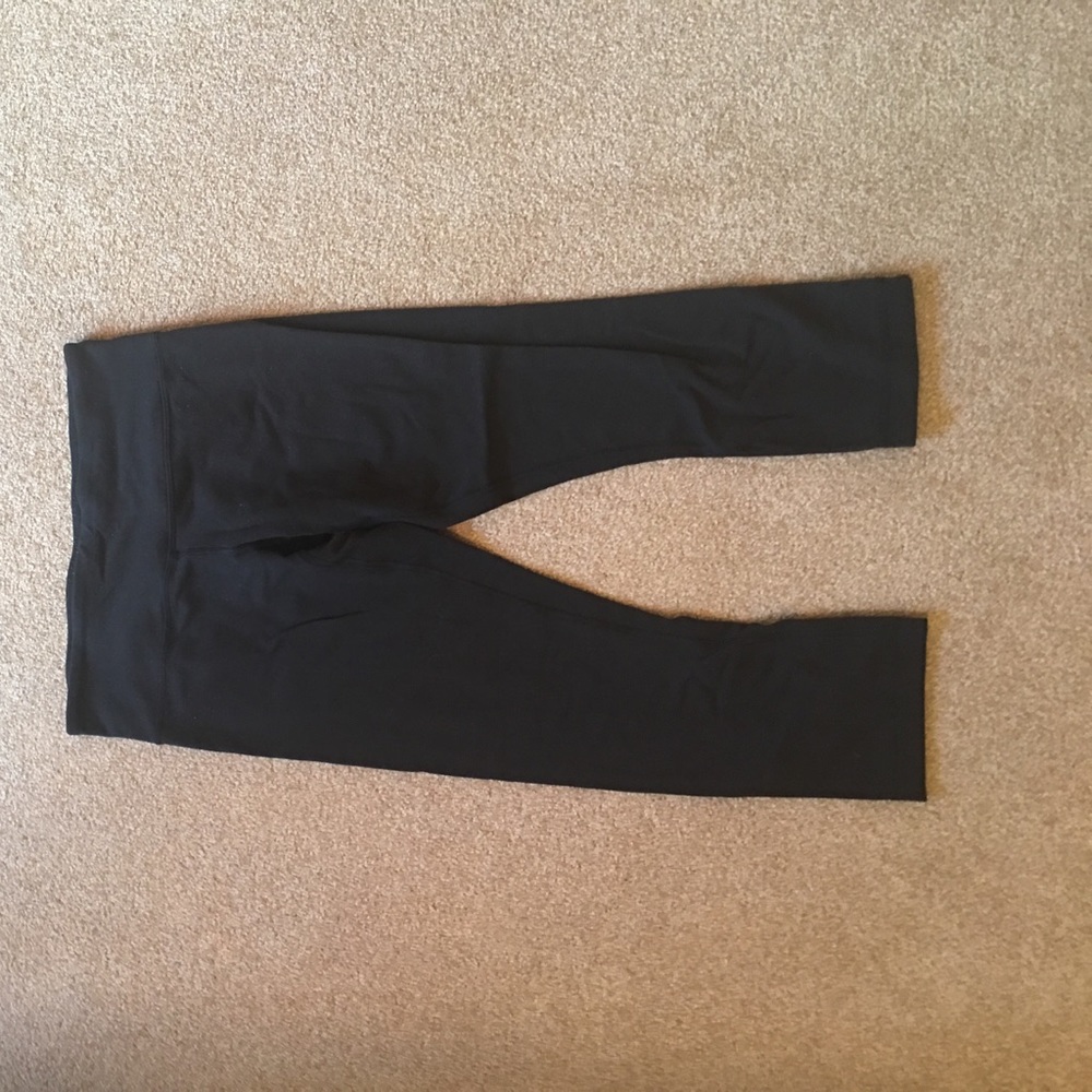 Lululemon plain black capris