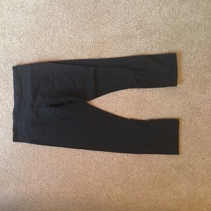 Lululemon plain black capris