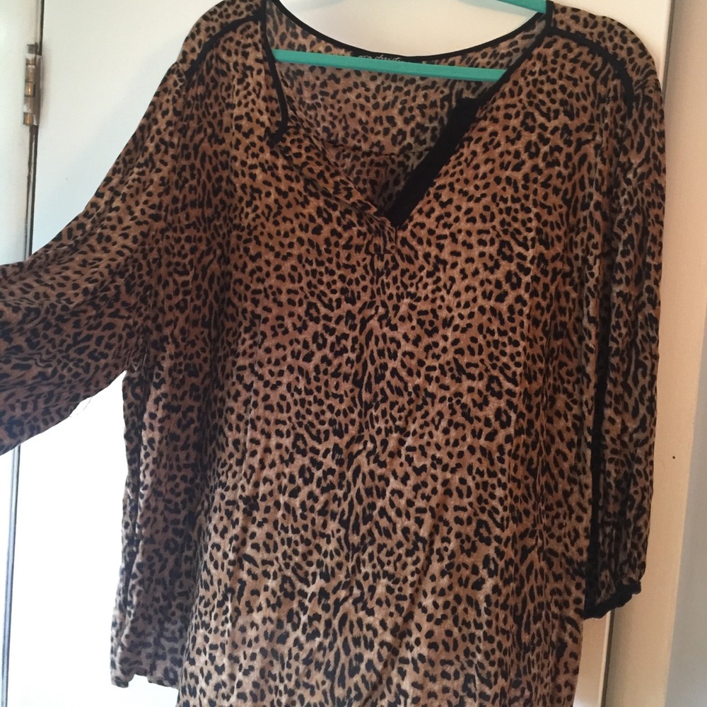 Pretty leopard blouse, marked 2X, more like a 1X