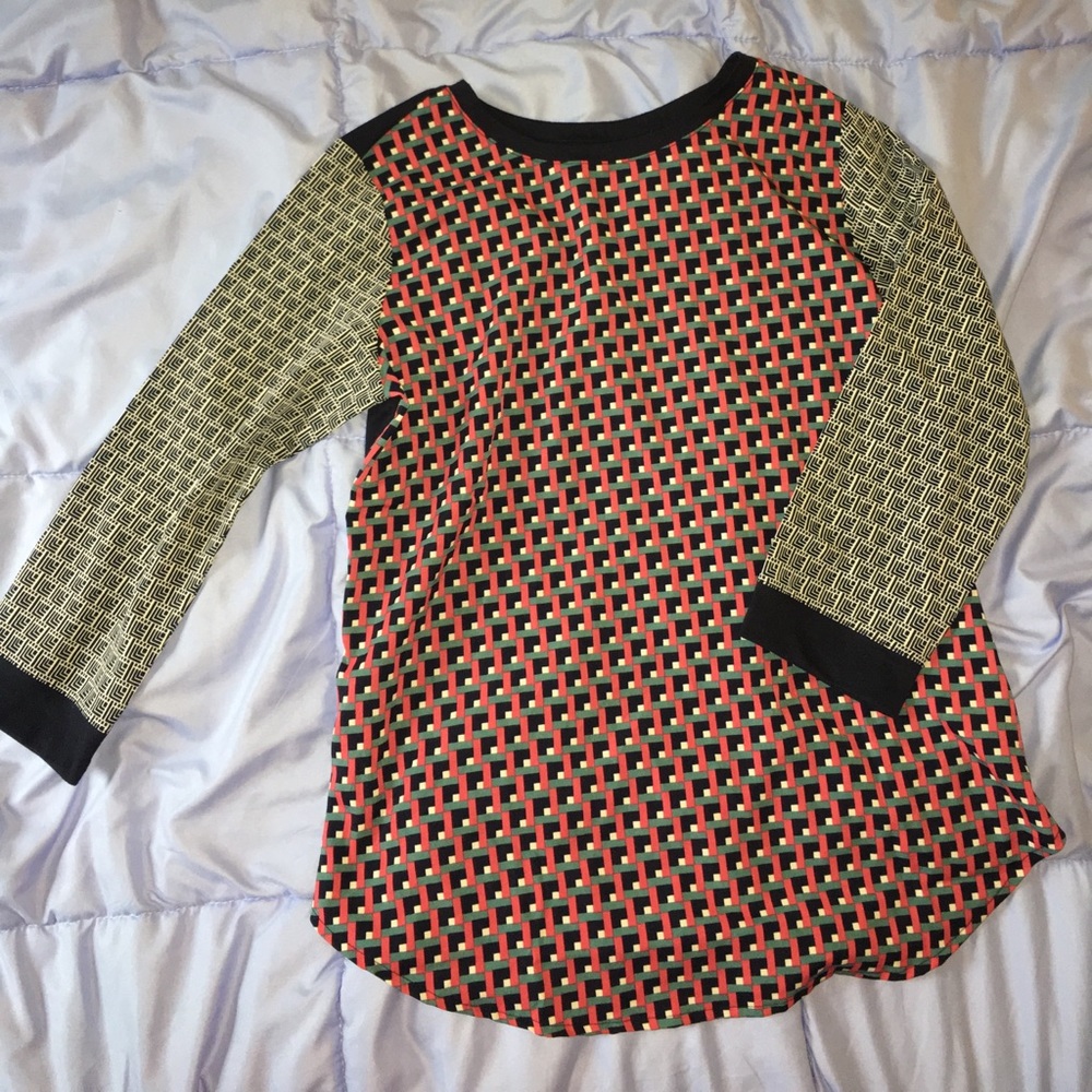Multi color geometric top 3/4 sleeves