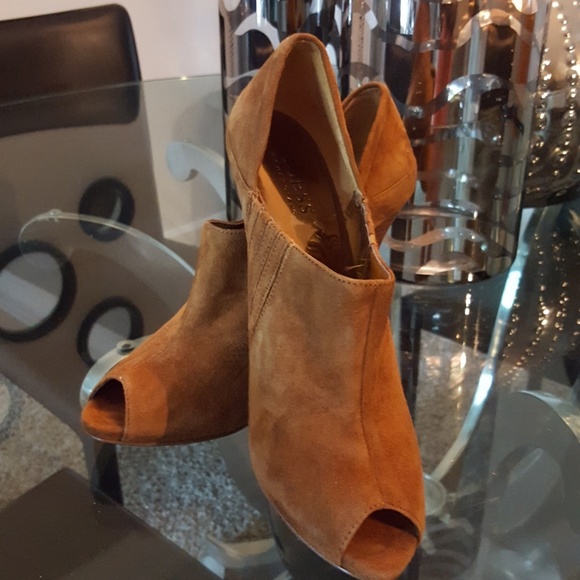 **SOLD** Guess EUC suede open toe heeld6 - Picture 2 of 3