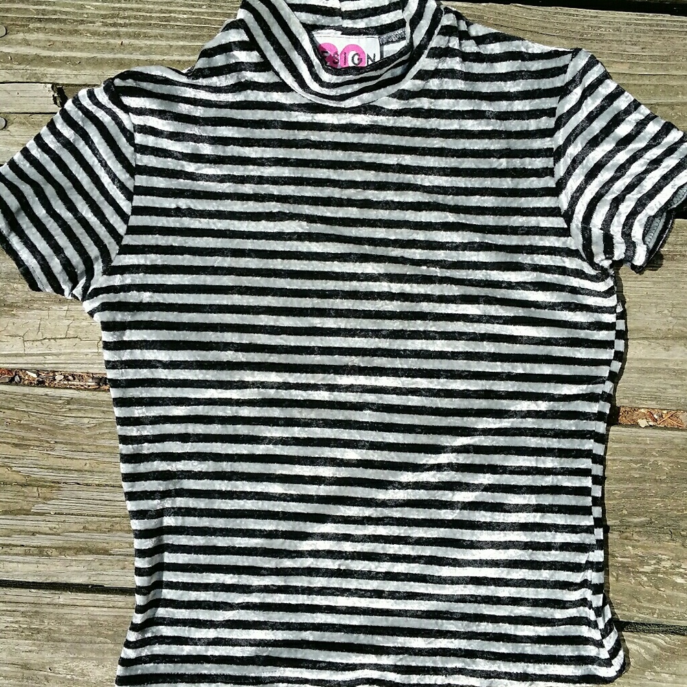 Adorable soft crew neck Valore short sleeved top
